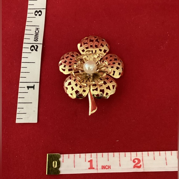 Gold tone with faux perle flower brooch - Picture 2 of 3